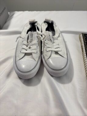 Women’s Converse White Low-Top Canvas Sneakers excellent condition!!